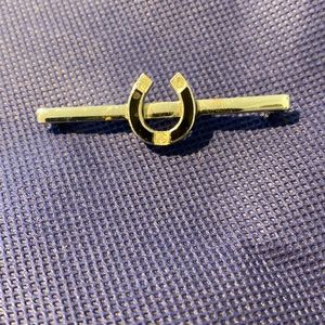 Silver horse shoe pin
